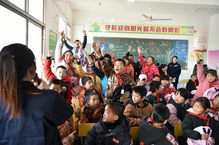 大满贯PG团委开展“青春照亮扶贫路”主题活动